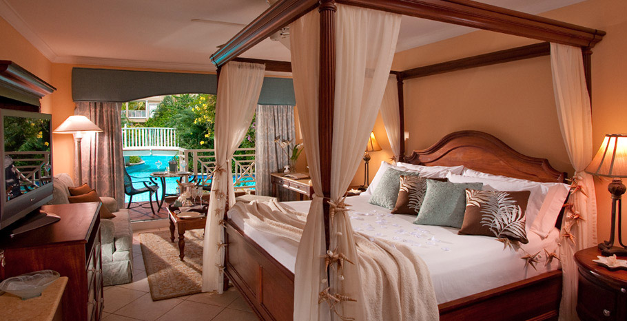 Swim Up Lover's Lagoon Honeymoon Club Level Room (HR)