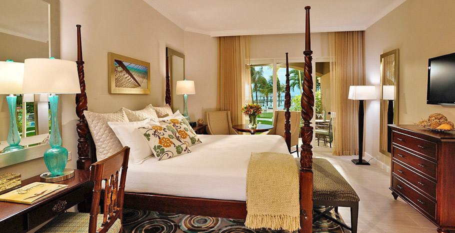 Balmoral Poolside Walkout Club Level Room (PC)
